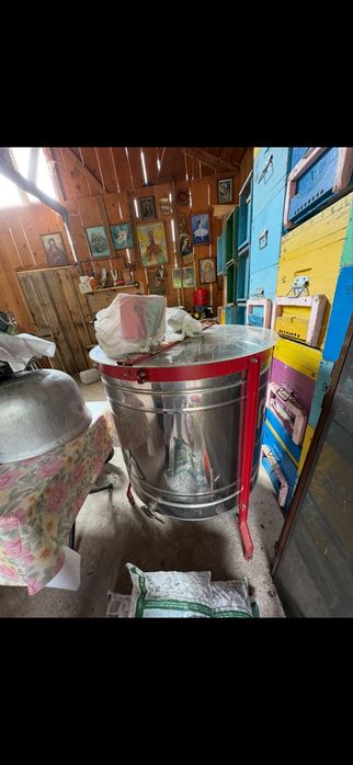 Centrifuga / stupi / cutii de albine / faguri