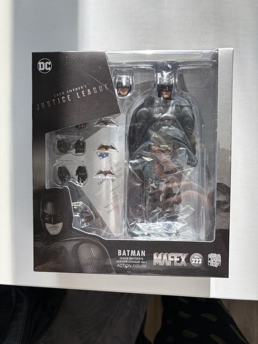 Vand figurina Mafex Batman Justice League v2