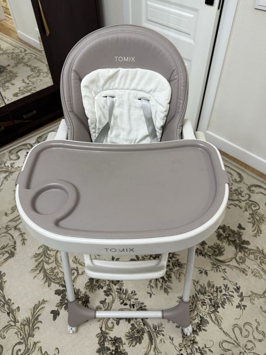 Продам кресло для кормления Tomix
