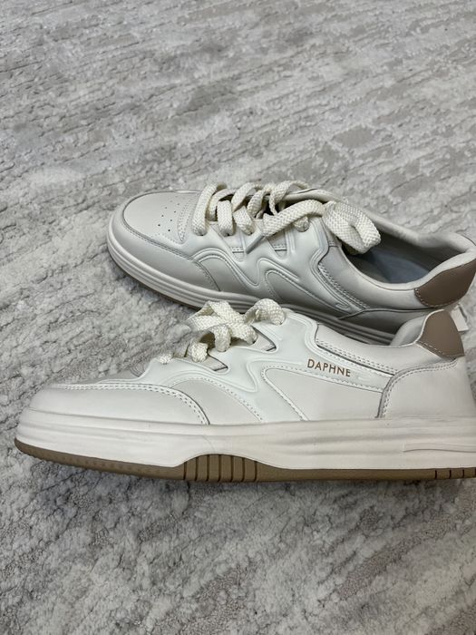 Продам женские белые кроссовки