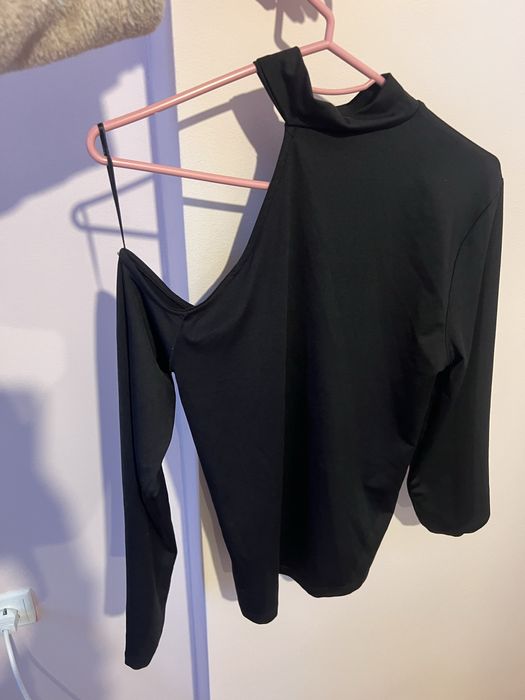 Дамски блузи с  асиметрично изрязано рамо