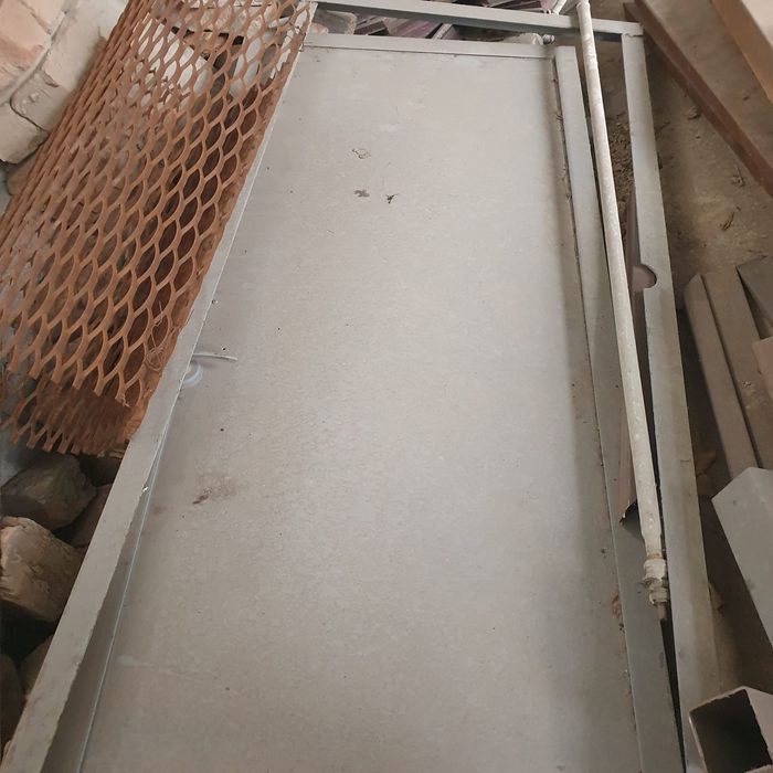 Железная дверь в хорошем состоянии