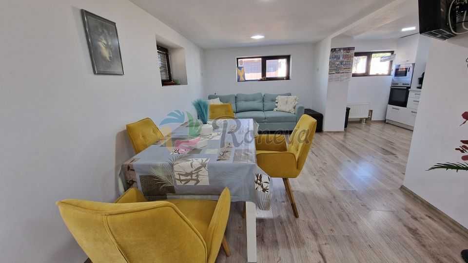 Малко имение с басейн в близост до язовир! Две паркоместа!