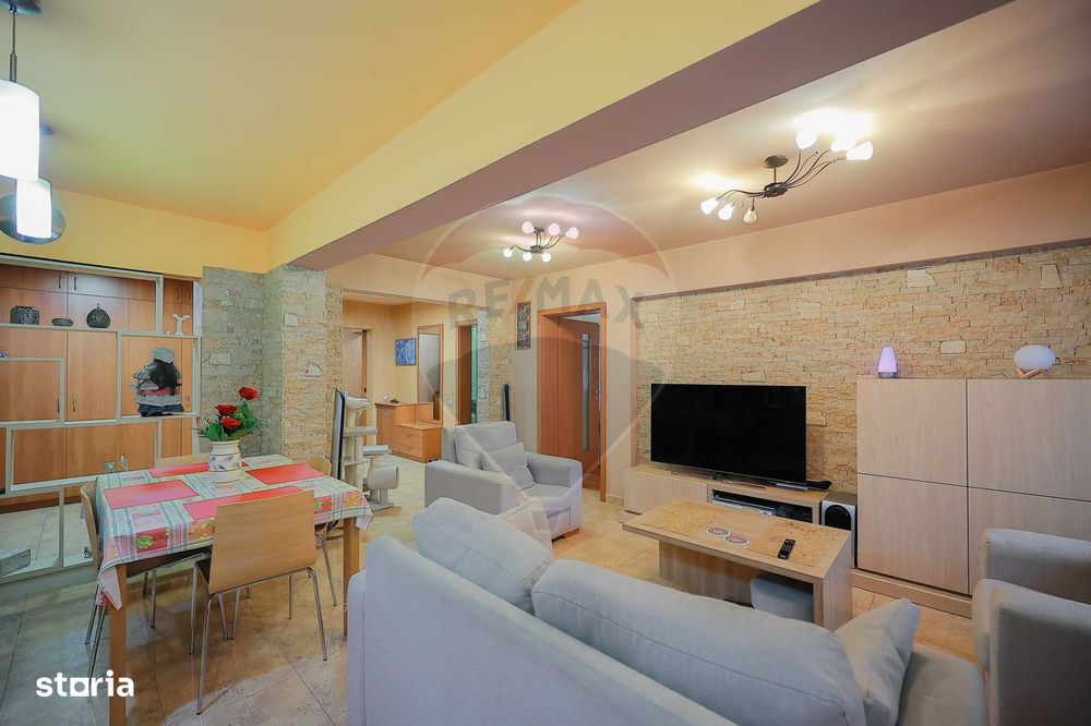 Apartament cu 4 camere de vânzare în zona Rogerius