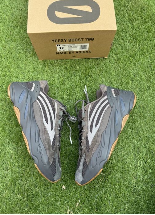 Adidasii Yeezy Boost 700 V2 mărimea 44