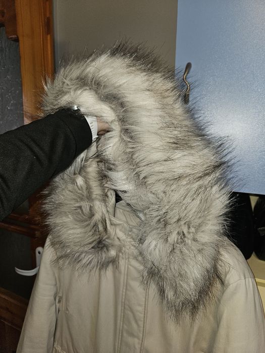 Стилно дамско зимно яке с пухена качулка - светъл цвят