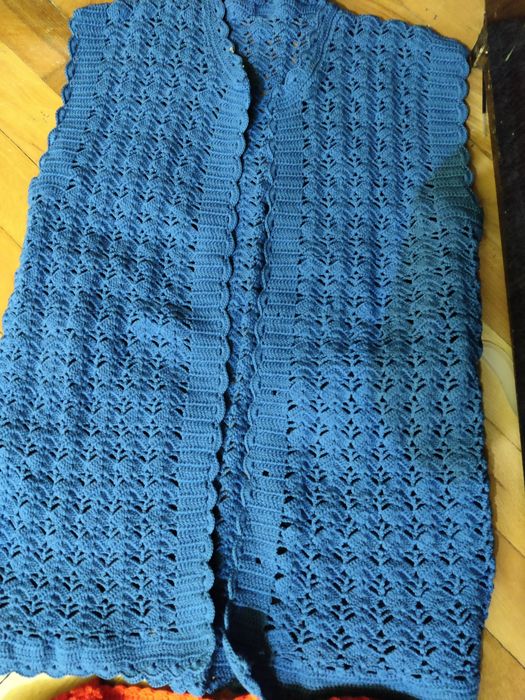 Вълнени елеци и други на една кука и два шиша