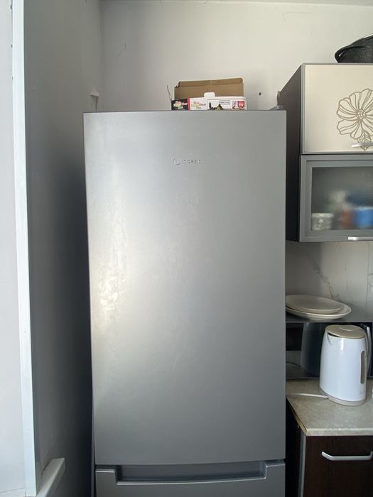 Холодильник от indesit.