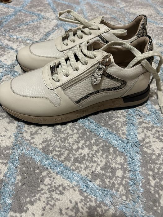 Женские кроссовки