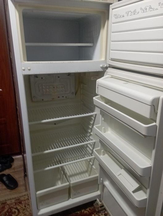 Atlant xolodilnik sotiladi.