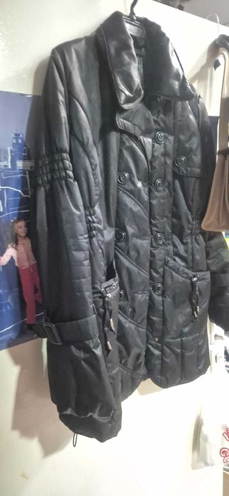 Продавам дамски черни палта.