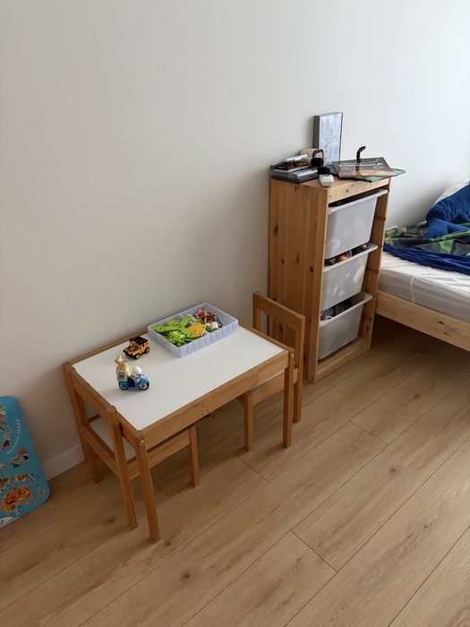 Продавам детски комплект масичка и столчета и шкаф Ikea