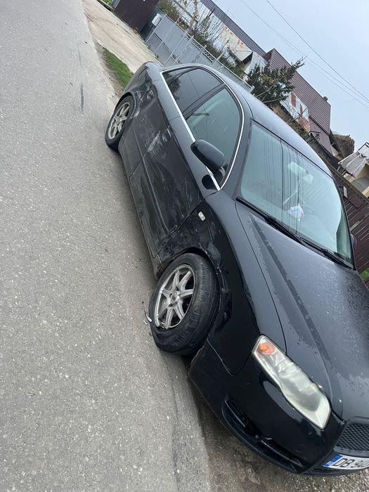 Audi A4 ușor avariat
