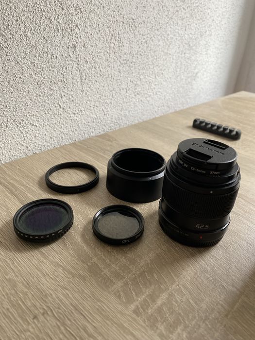 Obiectiv Panasonic 42.5mm f/1.7 ASPH Power O.I.S., în stare excelentă.