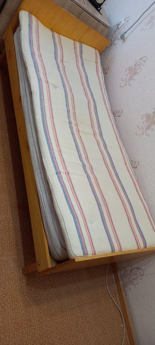 Кровать с матрасом.