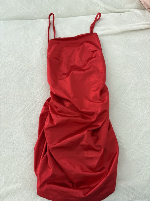 Елегантна червена мини рокля