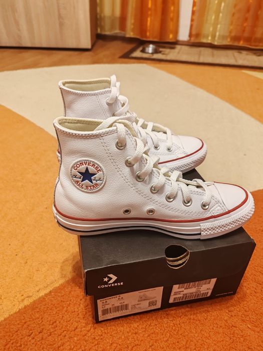 Teniși Converse, noi