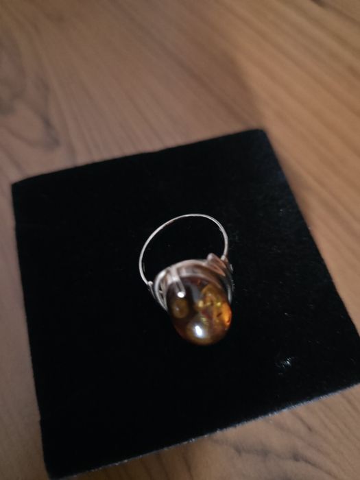 Продаю  золотой перстень  с  янтарём