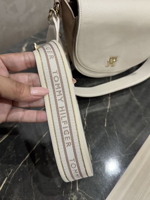Дамска чанта на Tommy Hilfiger