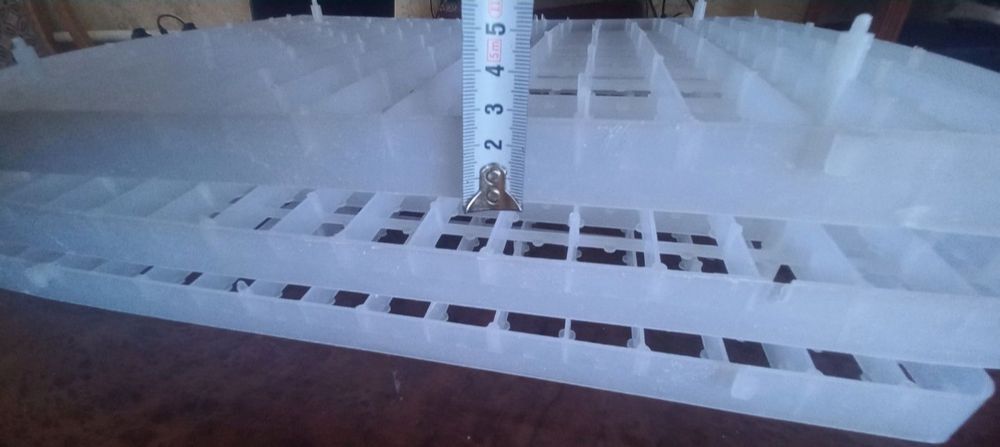Лоток для 221 перепелинных яйц.