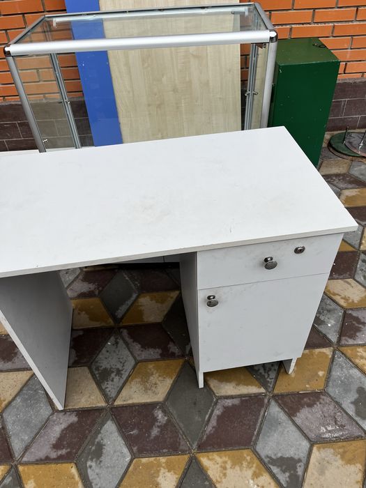 Офисный стол с замком