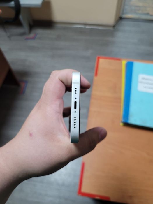 Продам IPhone 13