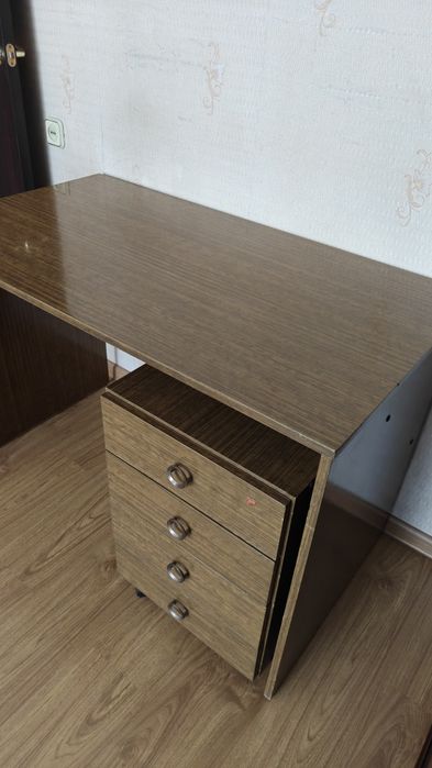 Стол письменный , цвет орех