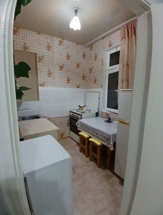 Аренда 2/4/4,50м2,болкон 1.5×3,НЕ торец! Массив Феруза, кафе Шукрона!