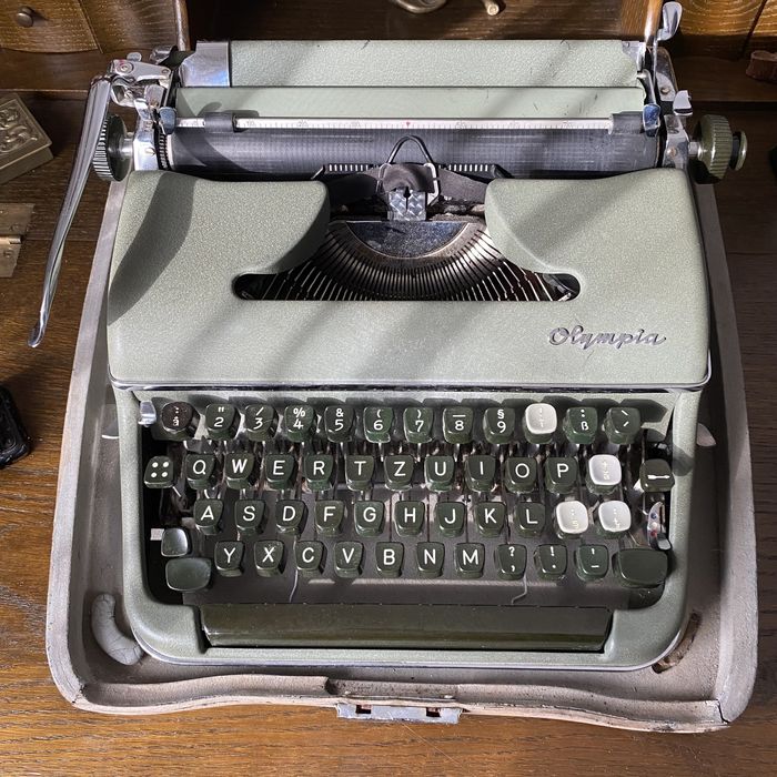 Masina de scris Olympia, metalica, in limba romana