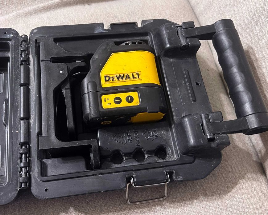 Nivela laser DeWalt DW088 cu 2 linii rosii si autonivelare cu precizie