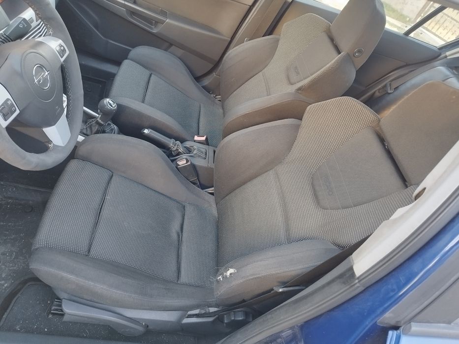 Bara fata grila capota Opel Astra H dezmembrari dezmembrez