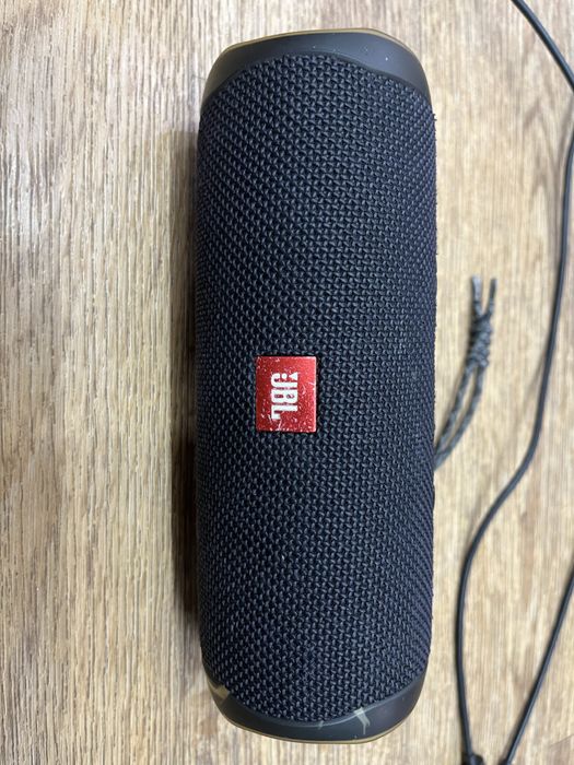Продам колонку jbl в хорошем состояний
