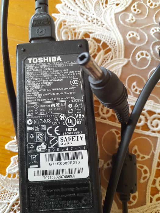 Продавам оригинални употребявани кабелни зарядни за лаптопи Тошиба