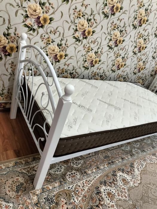 Продам кровать с матрасом