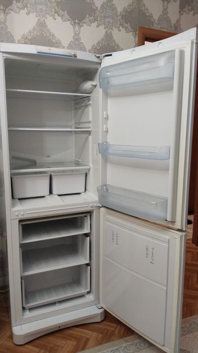 Продам холодильник большой INDESIT