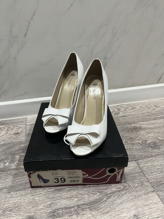 Кроссовки новые