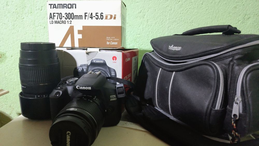 Фотоапарат Canon 2000D