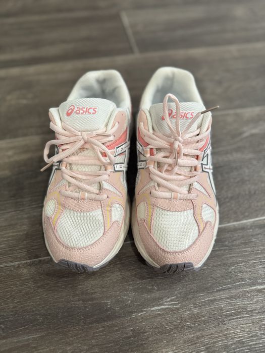 Кроссовки Asics розовые