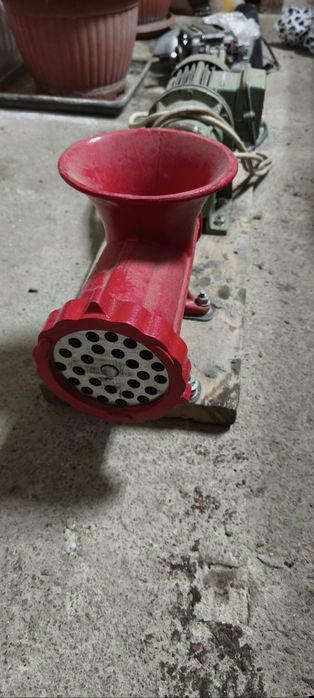 Masina de tocat carne cu motor