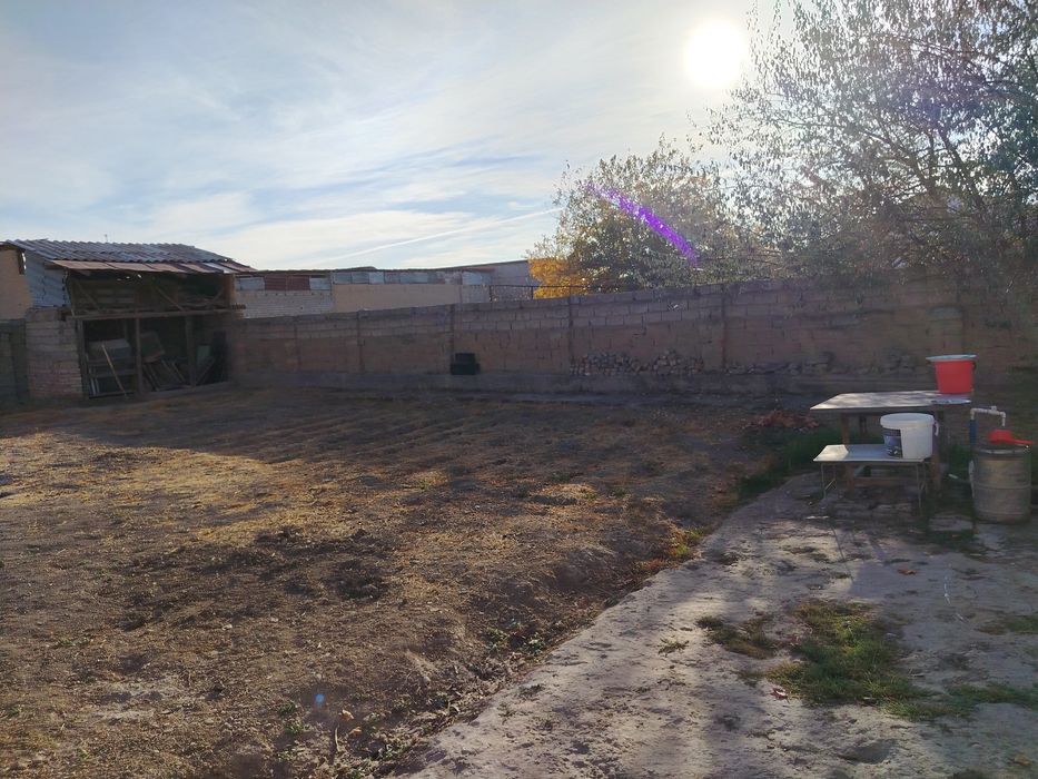 Quru yer 2.3 sotik ko'cha yuziga yaqin joyda joylashgan