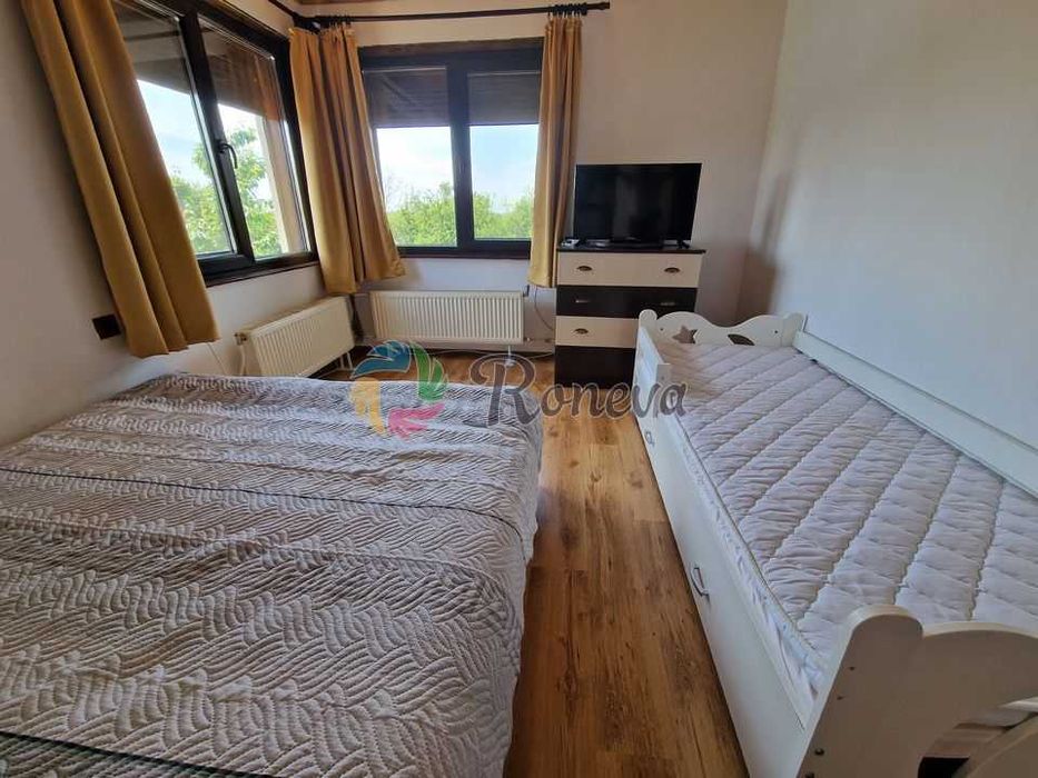 Малко имение с басейн в близост до язовир! Две паркоместа!