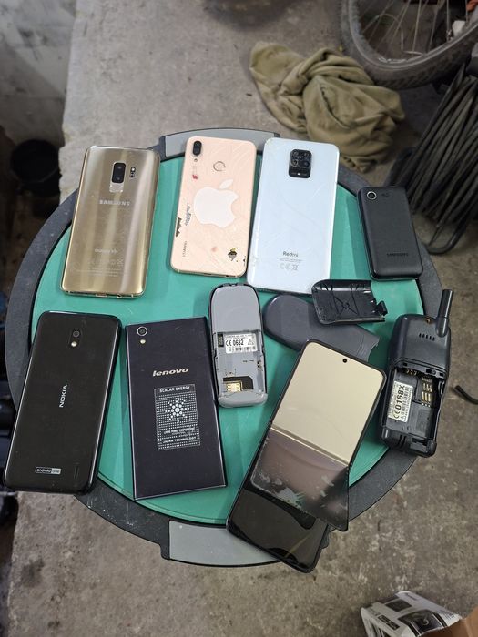 Телефони за части