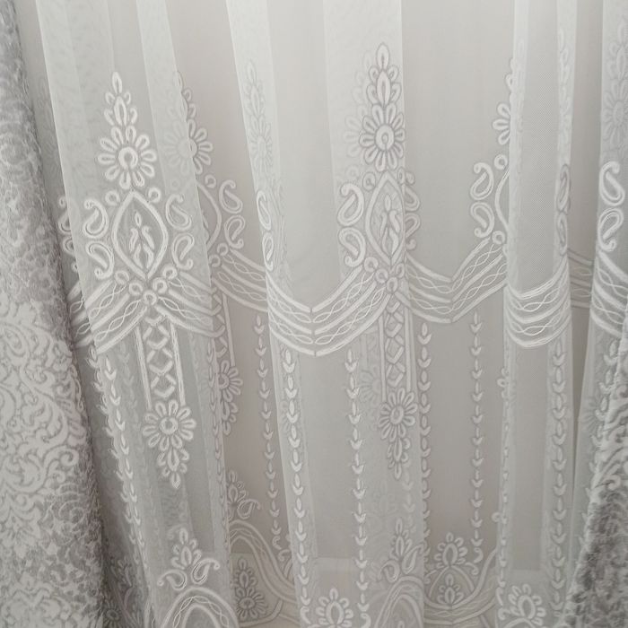 Шторы, с тюлью. На 2 окна.