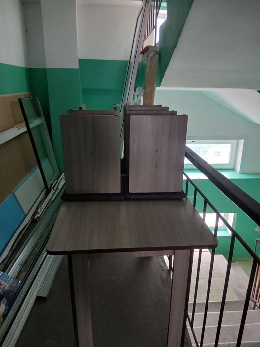 Продам стол и 4 табуретки