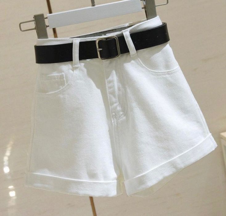 Pantaloni scurți ușori de vară din bumbac alb