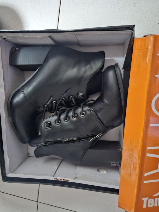 Елегантни дамски боти