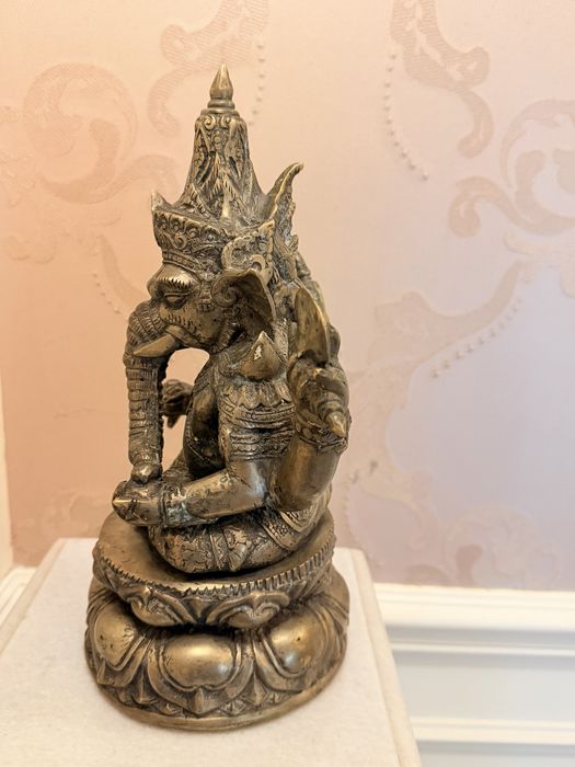 Rar !! Statuie reprezentandu-l pe zeul Ganesha !