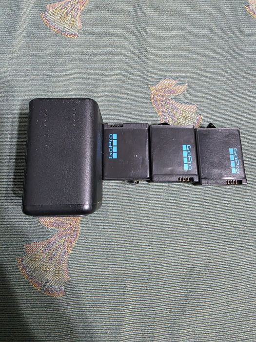GoPro HERO 13 Black + 4 baterii + Hub încărcare + multe accesorii