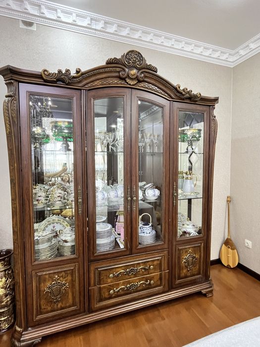 Сервант с комодом из чистого дерево