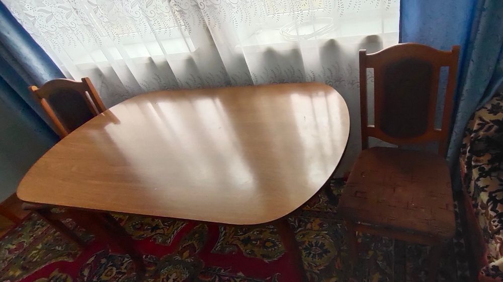 Продаю стол в гостиную